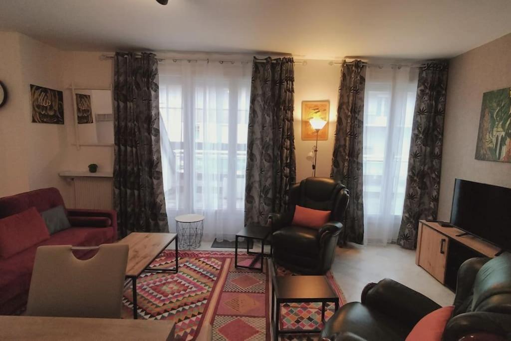 Spacious Flat Close To The Railway Station Троа Екстериор снимка