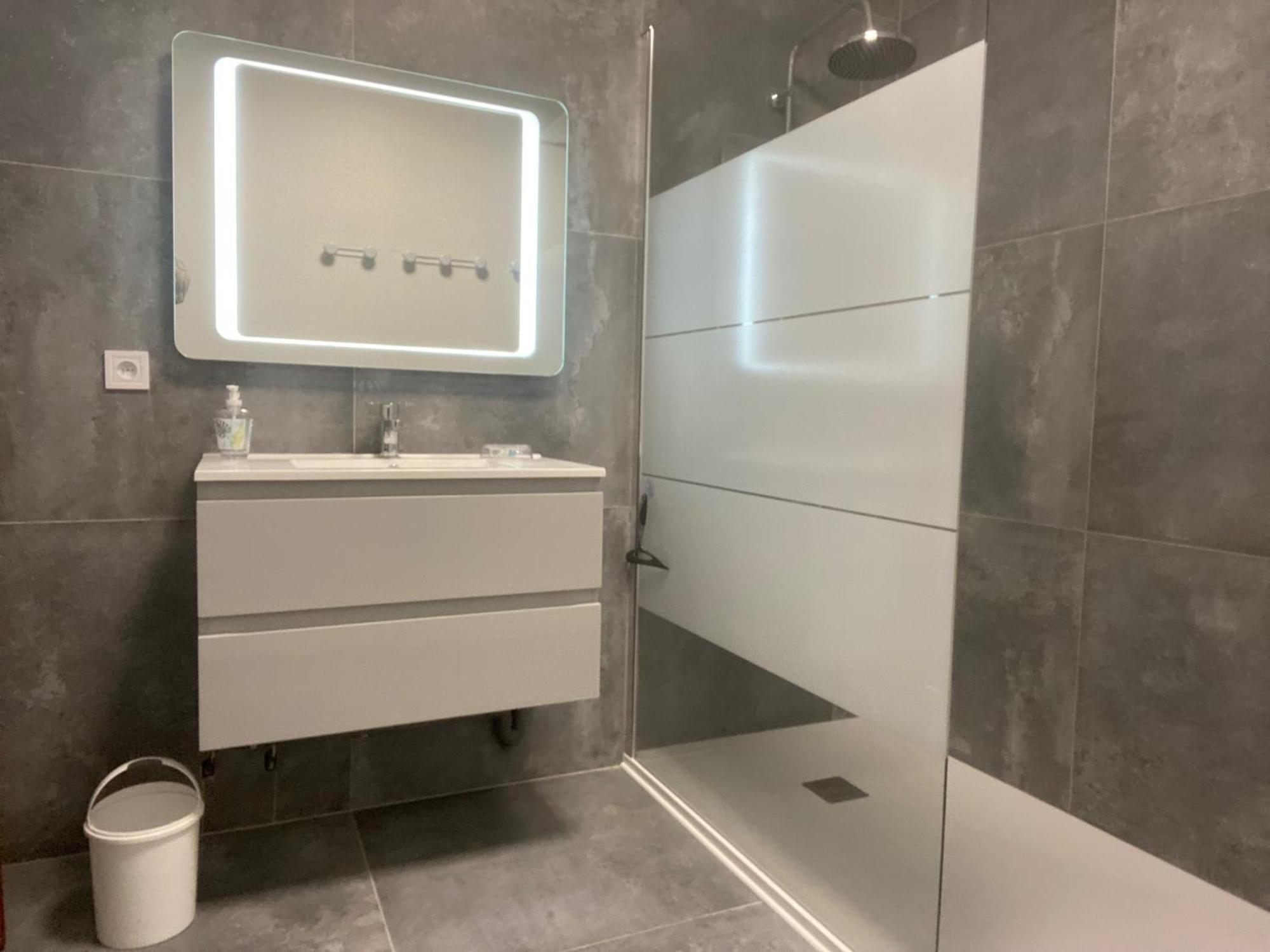 Spacious Flat Close To The Railway Station Троа Стая снимка