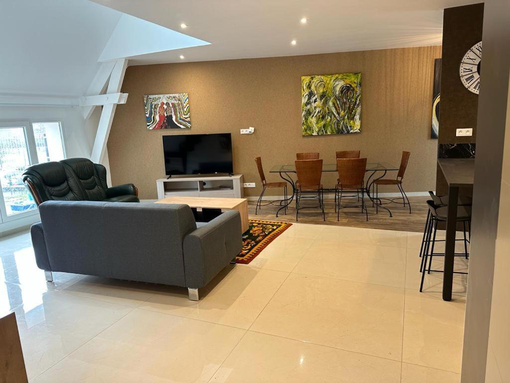 Spacious Flat Close To The Railway Station Троа Стая снимка