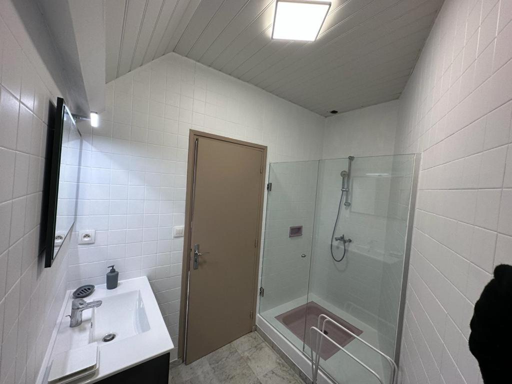Spacious Flat Close To The Railway Station Троа Стая снимка