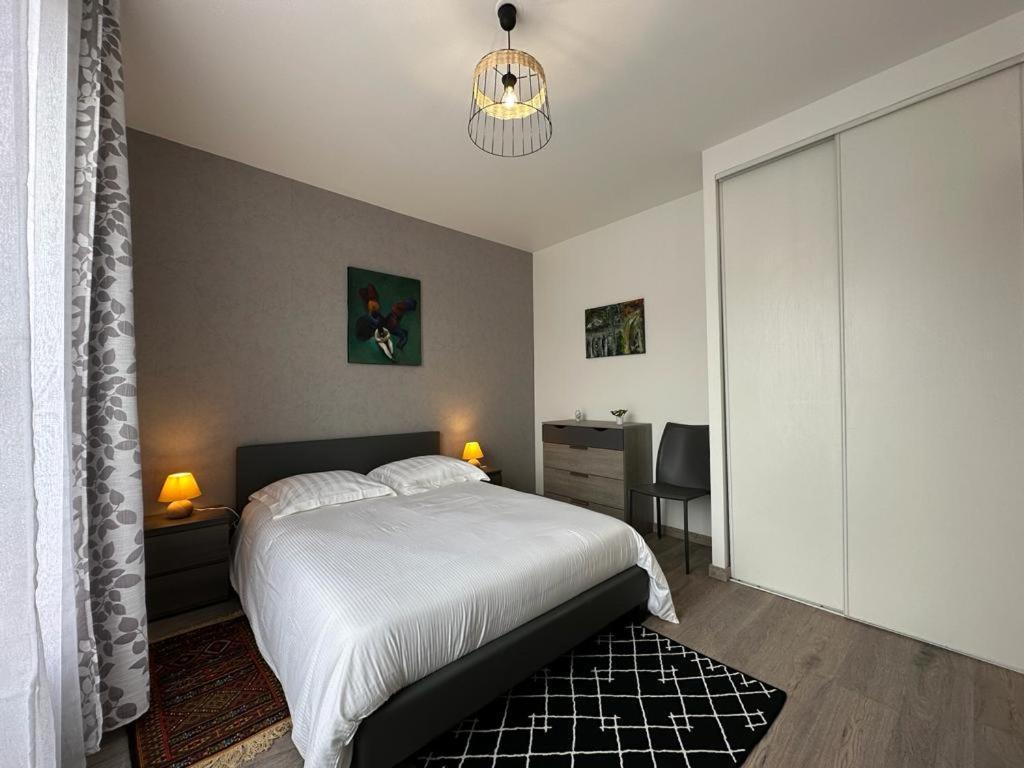 Spacious Flat Close To The Railway Station Троа Стая снимка