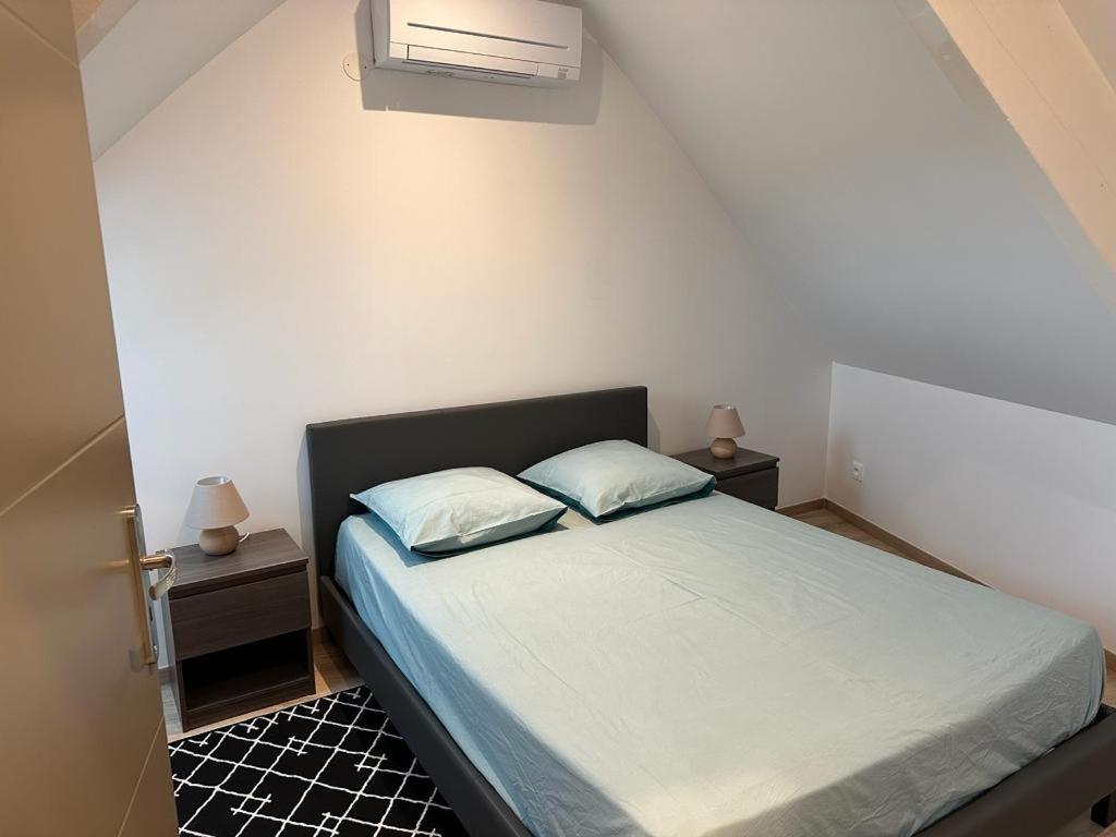 Spacious Flat Close To The Railway Station Троа Стая снимка