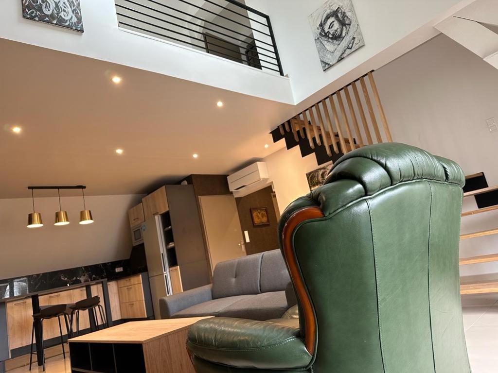 Spacious Flat Close To The Railway Station Троа Стая снимка