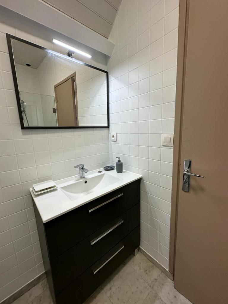 Spacious Flat Close To The Railway Station Троа Стая снимка